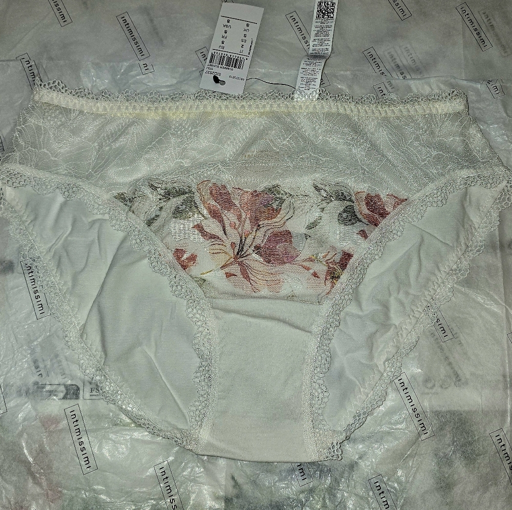 Intimissimi Floral Lace Panties in White and Pink